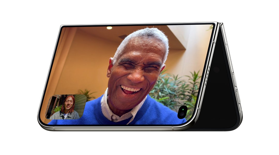 Apple Duo showing a mid-age man smiling on the screen